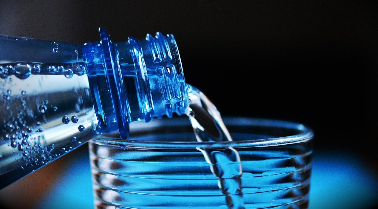 LES EMBALLAGES PLASTIQUES DANS LE PROJET D’EAU EMBOUTEILLEE DE CAMWATER